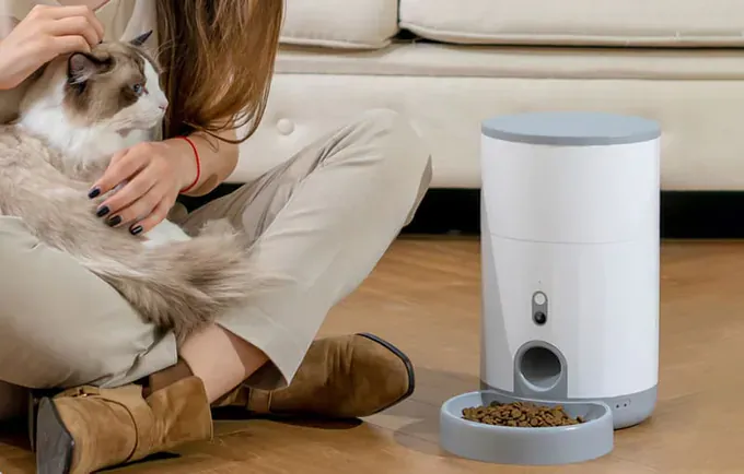 PETONEER Dispenser inteligent pentru hrană animale PETONEER Nutri Vision FDW050 cu cameră HD și control Wi-Fi - IT-Fashion.ro