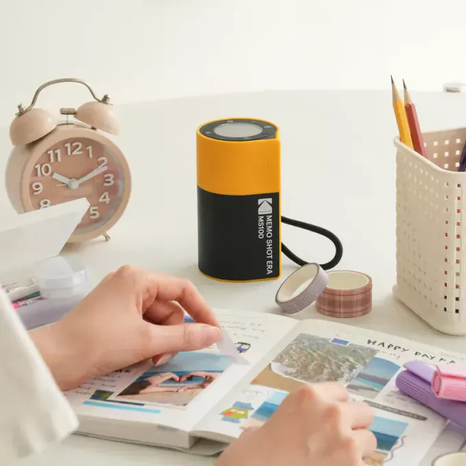 Kodak Memo Shot Era KOCAMMS100Y – Cameră foto instant și imprimantă de etichete 2‑în‑1, Bluetooth, 300 dpi, galben/negru - Imagine 6